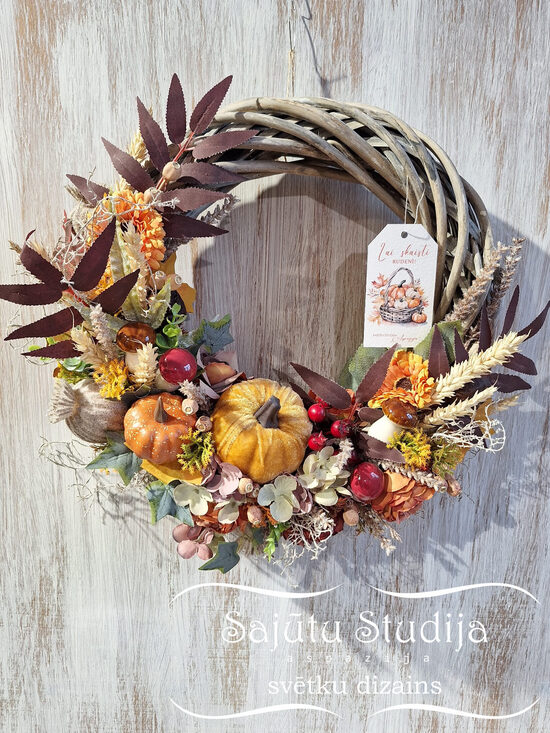 Rudens durvju vainags ar samta ķirbīti